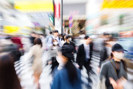 Téléchargez les photos : Image avec appareil photo fait effet de zoom de foules de personnes traversant le célèbre Shibuya Crossing à Tokyo, Japon - en image libre de droit