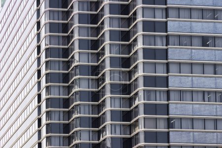 Téléchargez les photos : Image de la façade avec rangées de fenêtres d'un immeuble de bureaux moderne - en image libre de droit