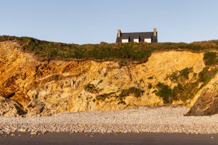 Téléchargez les photos : Toit d'une maison sur une falaise sur la côte rocheuse de la péninsule de Crozon, Bretagne, France - en image libre de droit
