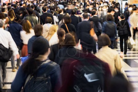 Foto de Imagen con larga exposición de multitudes de viajeros borrosos en el paso subterráneo de una estación de ferrocarril - Imagen libre de derechos