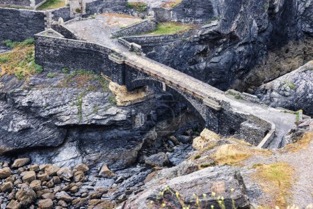 Téléchargez les photos : Pont vers l'île du Fort des Capucins sur la péninsule de Crozon à Roscanvel, France - en image libre de droit