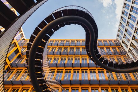 Téléchargez les photos : Munich, Allemagne - 05 avril : Oeuvre appelée escalier infini dans une cour à Munich. Il a été conçu par l'artiste danois Olafur Eliasson - en image libre de droit
