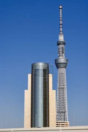 Foto de Tokio, Japón - 09 de abril de 2023: El horizonte de Sumida en Tokio. Para ver son la oficina de la ciudad de Sumida con el árbol del cielo de Tokio - Imagen libre de derechos