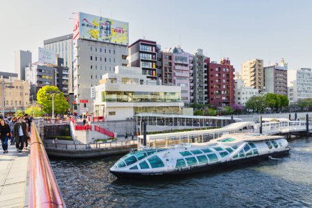 Foto de Tokio, Japón - 09 de abril de 2023: autobús acuático de la línea Himiko en el río Sumida en Tokio. Los autobuses acuáticos de Himiko están diseñados por el artista Manga y Anime Leiji Matsumoto - Imagen libre de derechos