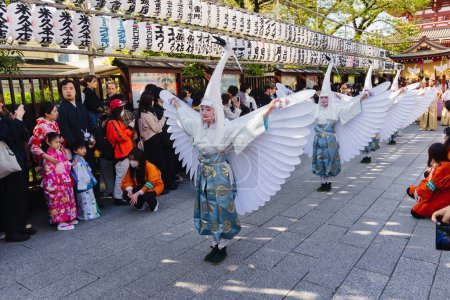 Foto de Tokio, Japón - 09 de abril de 2023: desfile en un Matsuri en el Templo Senso-Ji en Asakusa, con personas no identificadas. Los matsuri son festivales tradicionales japoneses generalmente patrocinados por un santuario o templo local. - Imagen libre de derechos