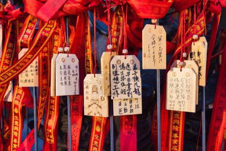 Foto de Yokohama, Japón - 12 de abril de 2023: Tablas votivas colgadas en el Templo Mazu Miao en Chinatown. Ma Zhu Miao es un templo donde la diosa china Ma Zhu está consagrada, nacida en China en 960. - Imagen libre de derechos