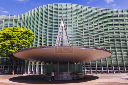 Téléchargez les photos : Tokyo, Japon - 08 avril 2023 : Centre national d'art à Roppongi, Minato. Le bâtiment moderne a été conçu par Kisho Kurokawa. C'est l'un des plus grands espaces d'exposition du pays. - en image libre de droit