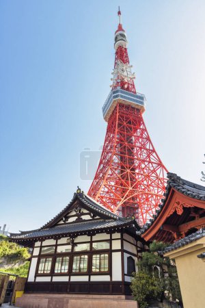 Foto de Tokio, Japón - 09 de abril de 2023: Torre de Tokio con casas tradicionales en frente. Tokyo Tower es una torre de comunicaciones y observación de inspiración Eiffel, con 332,9 m la segunda estructura más alta de Japón - Imagen libre de derechos