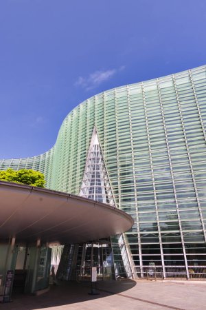 Foto de Tokio, Japón - 08 de abril de 2023: Centro Nacional de Arte en Roppongi, Minato. El moderno edificio ha sido diseñado por Kisho Kurokawa. Es uno de los espacios expositivos más grandes del país - Imagen libre de derechos