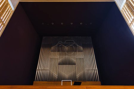 Foto de Munich, Alemania - 05 de abril de 2023: órgano en el Herz-Jesu-Kirche en Munich-Neuhausen. La iglesia moderna fue construida según los planos de los arquitectos Allmann Sattler Wappner y es una de las iglesias más visitadas en Munich. - Imagen libre de derechos