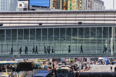 Téléchargez les photos : Tokyo, Japon - 11 avril 2023 : skywalk piétonnier à Shibuya, avec des personnes non identifiées. Shibuya est un important centre commercial et financier - en image libre de droit