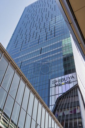 Foto de Tokio, Japón - 11 de abril de 2023: vista de Shibuya Scramble Square con pasarela en Shibuya. El edificio es un rascacielos de uso mixto y el más alto del distrito de Shibuya - Imagen libre de derechos