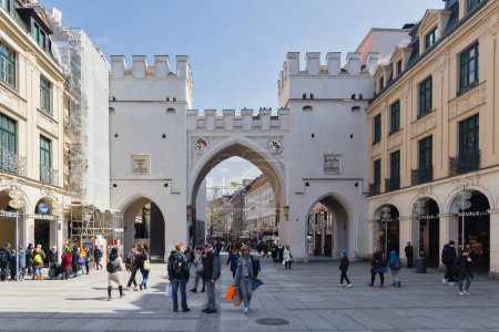 Foto de Munich, Alemania - 05 de abril de 2023: Karlstor en el casco antiguo de Munich, con personas no identificadas. El Karlstor es la puerta occidental de la ciudad del casco antiguo de Munich, construido alrededor de 1300 - Imagen libre de derechos
