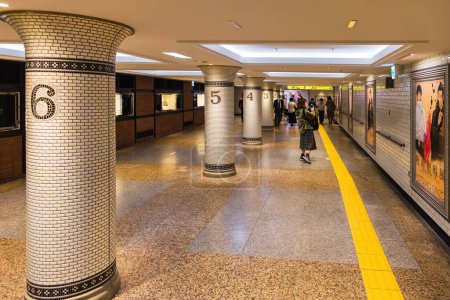 Téléchargez les photos : Tokyo, Japon - 10 avril 2023 : passage souterrain d'une station de métro dans le district de Ginza avec des personnes non identifiées. Ginza est l'un des quartiers commerciaux les plus célèbres même dans le monde - en image libre de droit