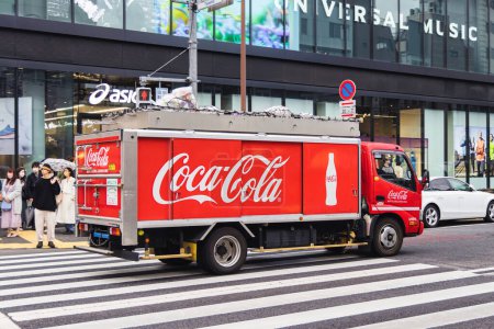 Téléchargez les photos : Tokyo, Japon - 08 avril 2023 : Coca Cola truck dans les rues de Tokyo. En 2013, les produits de coke ont été vendus dans plus de 200 pays, les consommateurs consommant plus de 1,8 milliard de portions de boissons chaque jour. - en image libre de droit