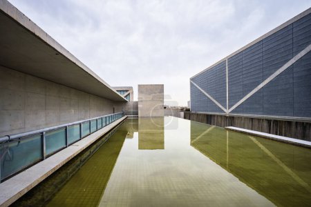 Foto de Osaka, Japón - 14 de abril de 2023: Osaka Prefectural Sayamaike Museum designed by Tadao Ando. El Museo destaca la historia de 1.400 años de antigüedad y la ingeniería civil del estanque Sayama - Imagen libre de derechos
