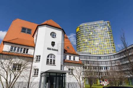 Foto de Múnich, Alemania - 05 de abril de 2023: moderno edificio ADAC con el Clubhaus más antiguo de Múnich. El objetivo del ADAC es representar, promover y defender los intereses del automovilismo, el automovilismo y el turismo.. - Imagen libre de derechos
