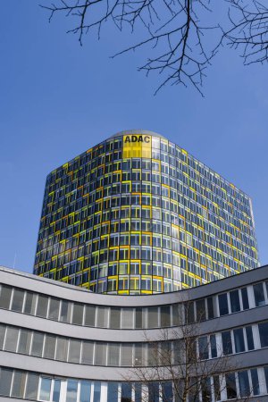Foto de Munich, Alemania - 05 de abril de 2023: Edificio ADAC en Munich. El objetivo de la ADAC es representar, promover y defender los intereses del automovilismo, el automovilismo y el turismo. Tiene alrededor de 21 millones de miembros - Imagen libre de derechos