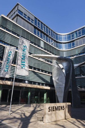 Téléchargez les photos : Munich, Allemagne - 05 avril 2023 : siège moderne de Siemens AG, un conglomérat allemand spécialisé dans l'automatisation dans l'industrie, les infrastructures, les systèmes énergétiques, la mobilité et les technologies médicales - en image libre de droit