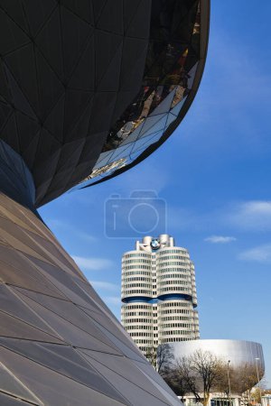 Foto de Múnich, Alemania - 05 de abril de 2023: vista desde BMW Welt hasta el Museo BMW y la Torre BMW. BMW es un fabricante multinacional alemán de vehículos de lujo - Imagen libre de derechos