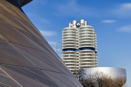 Téléchargez les photos : Munich, Allemagne - 05 avril 2023 : vue de BMW Welt au musée BMW et à la tour BMW. BMW est un fabricant multinational allemand de véhicules de luxe - en image libre de droit