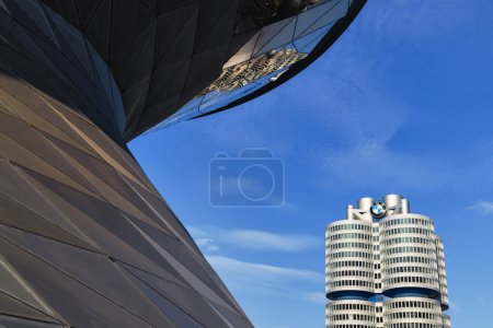 Foto de Múnich, Alemania - 05 de abril de 2023: vista desde BMW Welt hasta la Torre BMW de la sede central de BMW. BMW es un fabricante multinacional alemán de vehículos de lujo - Imagen libre de derechos