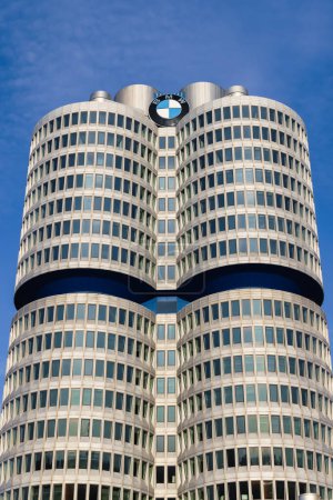 Téléchargez les photos : Munich, Allemagne - 05 avril 2023 : BMW Tower, un immeuble de grande hauteur du siège de BMW. BMW est un fabricant multinational allemand de véhicules de luxe - en image libre de droit