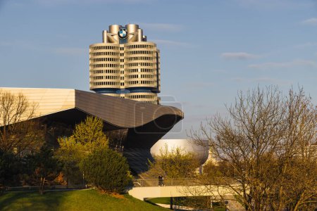 Foto de Múnich, Alemania - 05 de abril de 2023: vista al BMW Welt, al Museo BMW y a la Torre BMW. BMW es un fabricante multinacional alemán de vehículos de lujo - Imagen libre de derechos