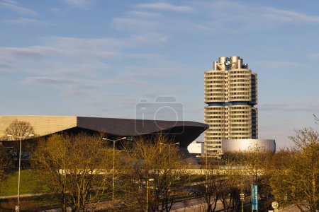 Téléchargez les photos : Munich, Allemagne - 05 avril 2023 : vue sur la BMW Welt, le musée BMW et la tour BMW. BMW est un fabricant multinational allemand de véhicules de luxe - en image libre de droit
