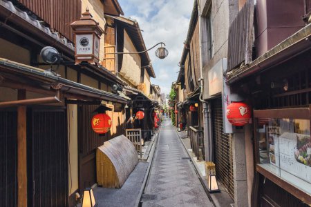 Foto de Kyoto, Japón - 17 de abril de 2023: vista del distrito de Ponto-cho por la mañana temprano. Es un distrito de hanamachi en Kyoto, Japón, conocido por su cultura geisha y maiko. - Imagen libre de derechos