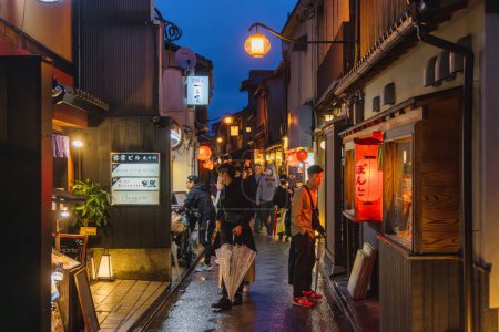 Foto de Kyoto, Japón - 15 de abril de 2023: vista del distrito de Ponto-cho por la noche, con personas no identificadas. Es un distrito de hanamachi en Kyoto, Japón, conocido por su cultura geisha y maiko. - Imagen libre de derechos