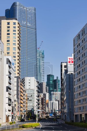 Foto de Tokio, Japón - 09 de abril de 2023: Vista a la calle Azabudai Hills Mori JP Tower. Terminado en 2023, se convirtió en el edificio más alto de Tokio y Japón a 325,2 m - Imagen libre de derechos