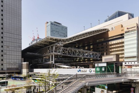Téléchargez les photos : Osaka, Japon - 12 avril 2023 : vue sur la gare d'Osaka au centre-ville d'Osaka. C'est une gare ferroviaire majeure dans le quartier d'Umeda - en image libre de droit