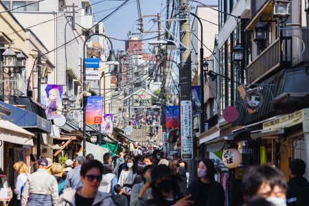 Foto de Tokio, Japón - 09 de abril de 2023: Vista de la calle Yanaka Ginza con gente desconocida, una calle comercial tradicional en el distrito de Yanaka, que se salvó durante la Segunda Guerra Mundial y por lo tanto muestra el encanto del viejo Japón - Imagen libre de derechos