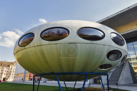 Foto de Múnich, Alemania - 05 de abril de 2023: Spacey Futuro house at the Pinakothek der Moderne in Munich. Se trata de un proyecto residencial visionario del arquitecto finlandés Matti Suuronen - Imagen libre de derechos