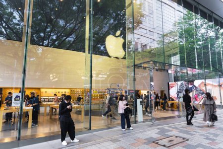 Téléchargez les photos : Tokyo, Japon - 08 avril 2023 : Apple Store dans la région d'Omotesando, Shibuya, avec des personnes non identifiées. Apple Inc. est avec 394,3 milliards USD la plus grande société de technologie du monde en 2022 chiffre d'affaires - en image libre de droit