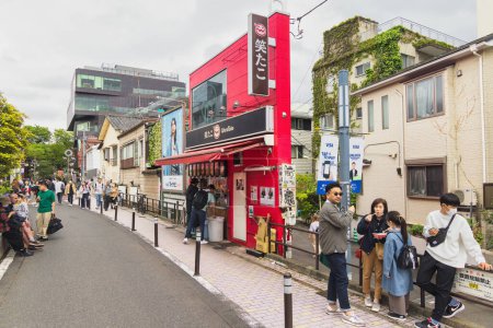 Foto de Tokio, Japón - 08 de abril de 2023: famosa calle Cat en Harajuku y Shibuya. Esta área sigue siendo el principal conducto para adolescentes vestidos de manera divertida en las compras en Tokio. - Imagen libre de derechos