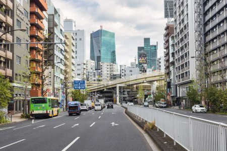 Téléchargez les photos : Tokyo, Japon - 08 avril 2023 : vue sur la rue de l'avenue Azabu-Dori à Tokyo. La rue est située dans le quartier Azabu-Juban, un quartier résidentiel du centre de Tokyo. - en image libre de droit