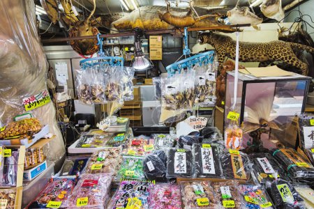 Téléchargez les photos : Tokyo, Japon - 12 avril 2023 : exposition sur le marché aux poissons de Tsukiji à Chuo City. C'est une attraction touristique majeure. Avant 2018, c'était le plus grand marché de gros de poisson au monde - en image libre de droit