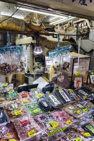 Foto de Tokio, Japón - 12 de abril de 2023: Exposición de tiendas en el mercado de pescado de Tsukiji en Chuo City. Es una importante atracción turística. Antes de 2018, era el mercado mayorista de pescado más grande del mundo - Imagen libre de derechos