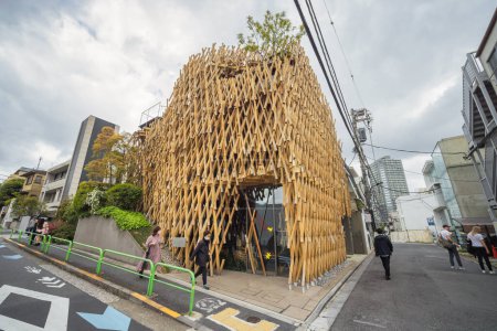 Téléchargez les photos : Tokyo, Japon - 08 avril 2023 : Sunny Hills at Minami - Aoyama est une pâtisserie d'ananas, située à l'intérieur d'un imposant réseau tridimensionnel de bois, œuvre de l'architecte Kengo Kuma et achevée en 2013 - en image libre de droit