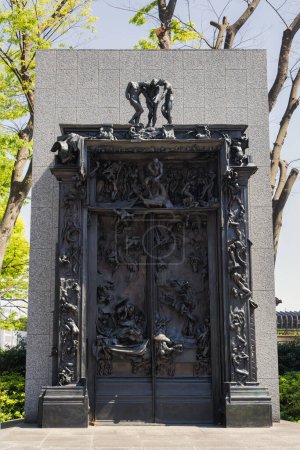 Foto de Tokio, Japón - 09 de abril de 2023: Puertas del Infierno escultura frente al Museo Nacional de Arte Occidental, de Auguste Rodin que representa una escena de Inferno, de la Divina Comedia de Dante Alighieri - Imagen libre de derechos