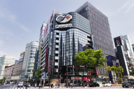 Foto de Tokio, Japón - 12 de abril de 2023: Edificio Fujiya y cruce Sukiyabashi en Ginza, Chuo City, Tokio. Fujiya es una cadena nacional de confiterías y restaurantes en Japón - Imagen libre de derechos