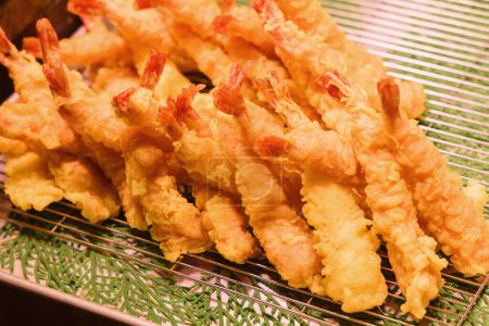 Téléchargez les photos : Photo d'un tas de tempura de crevettes japonaises sur une grille - en image libre de droit