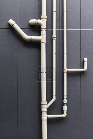 Foto de Imagen de tuberías de aguas residuales externas en la fachada de un edificio residencial japonés - Imagen libre de derechos