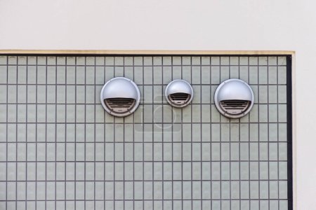 Foto de Imagen de una pared de casa de baldosas con salidas de ventilación - Imagen libre de derechos