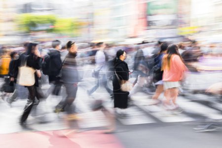 Foto de Foto abstracta de una multitud de personas cruzando una calle en la gran ciudad - Imagen libre de derechos