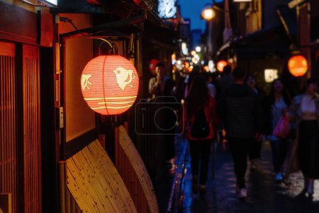 Téléchargez les photos : Ruelle dans le quartier Ponto-cho dans la vieille ville de Kyoto la nuit, en mettant l'accent sur une lanterne japonaise au premier plan - en image libre de droit