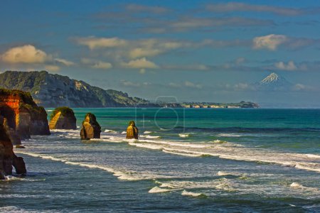 Téléchargez les photos : Il y a une marée haute à la plage de Tongaporutu, donc vous ne pouvez pas accéder à la plage pour tirer sur les formations rocheuses des trois sœurs, mais vous pouvez toujours avoir une vue du mont volcanique Taranaki - en image libre de droit