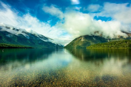 Téléchargez les photos : Belles reflets de montagne et de ciel sur la surface miroir du lac entouré de montagnes - en image libre de droit